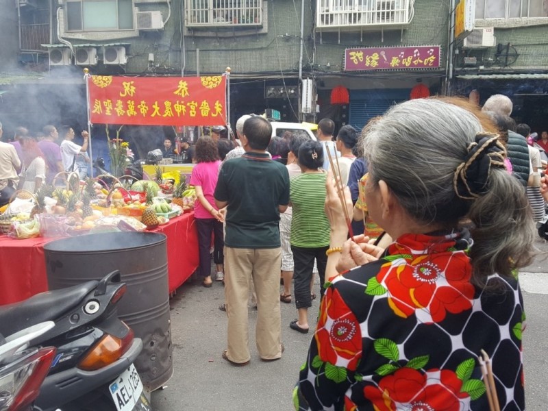 三重大拜拜，虔誠接駕的老信徒（林哲緯攝）