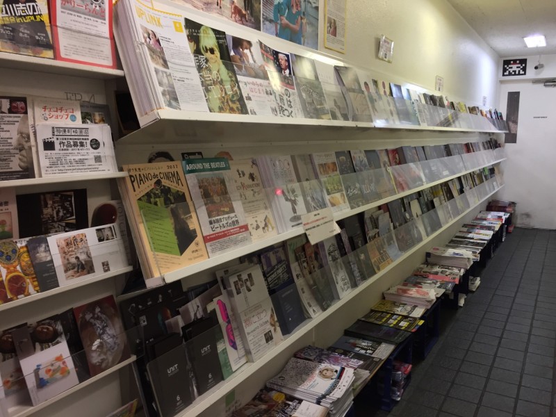 入口處旁超長的電影與藝文相關DM索取處，令人想到台北公館或師大一帶藝文場所的氛圍。（圖：作者提供）