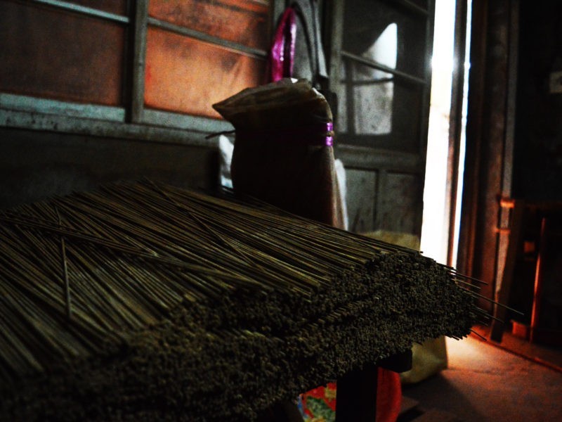 沾完粘仔的桂竹枝，擺在一旁蔭乾。/圖片來源：顏麗家攝