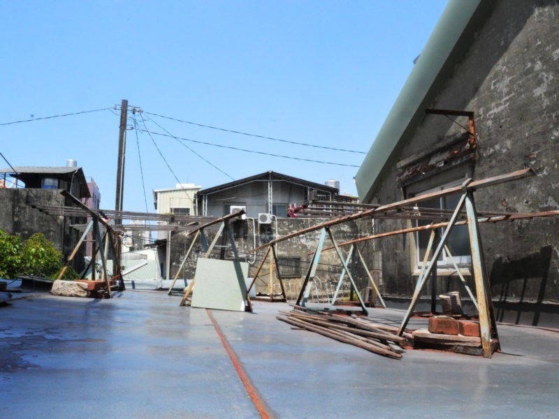 屋頂上的曬香架。/圖片來源：顏麗家攝