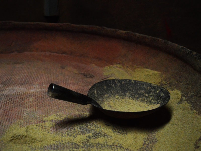 舀香粉的挑勺。/圖片來源：顏麗家攝