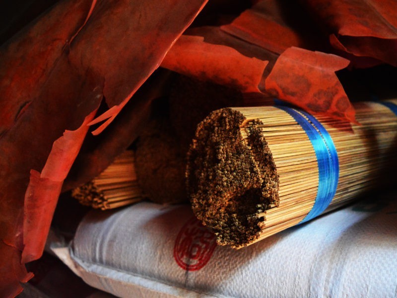 製香房外放置的桂竹枝。/圖片來源：顏麗家攝