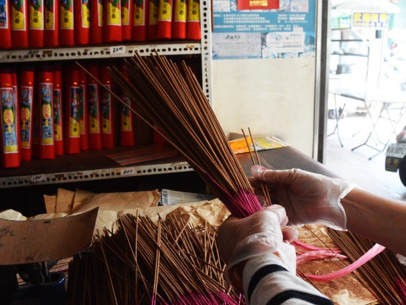 做好的香秤半斤重包一包，在這之前先把瑕疵品挑掉。/圖片來源：顏麗家攝