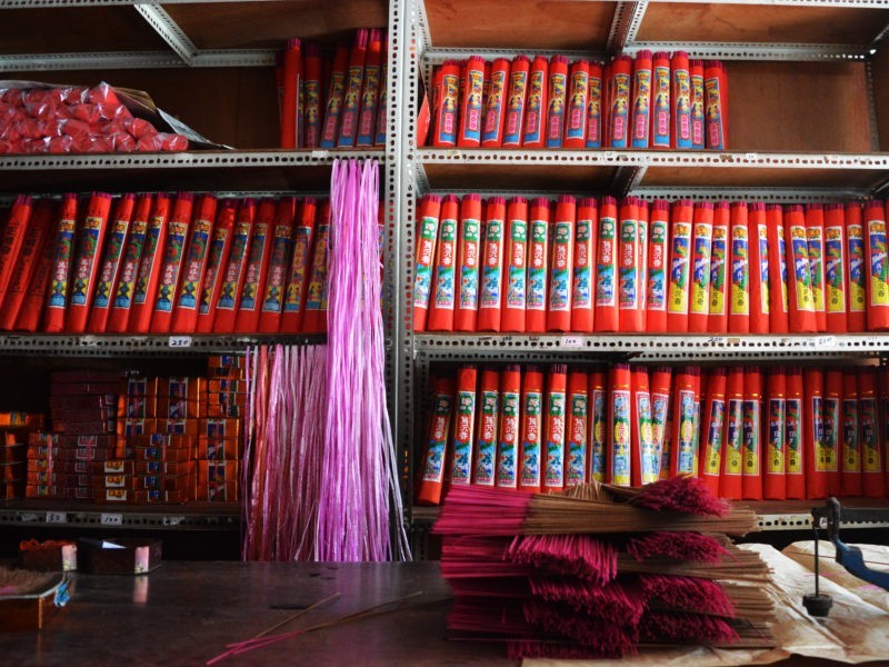 滿牆的香，一包半斤，用紙純手工包裝，避免香枝折損。/圖片來源：顏麗家攝