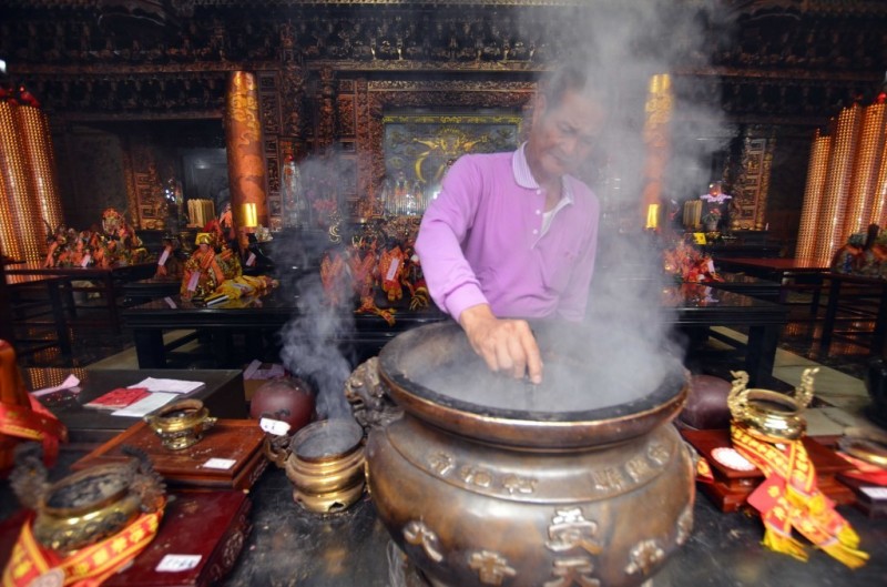 香火鼎盛象徵民間信仰神明的靈力興旺（溫宗翰攝）