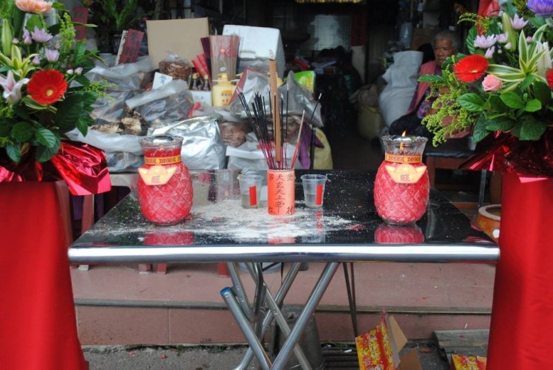 最簡單的祭祀都必須要有香、燭與金紙（陳韋誠攝）