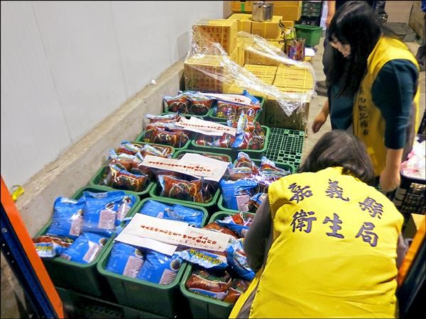 2015年，查獲新北市樹林區双鵬公司（鴨血加工廠），涉嫌向屠宰場低價購入僅能當作飼料的肉雞血混充食用鴨血。（嘉義縣衛生局提供）