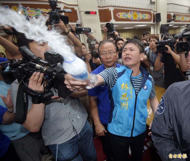然而，在國會只有三十四席的國民黨，在立法院的激情演出卻揚名國際。只不過，即使在小英政府民調低迷之際，如此高亢的衝突策略，依舊無助於國民黨從谷底翻升。（記者黃耀徵攝）