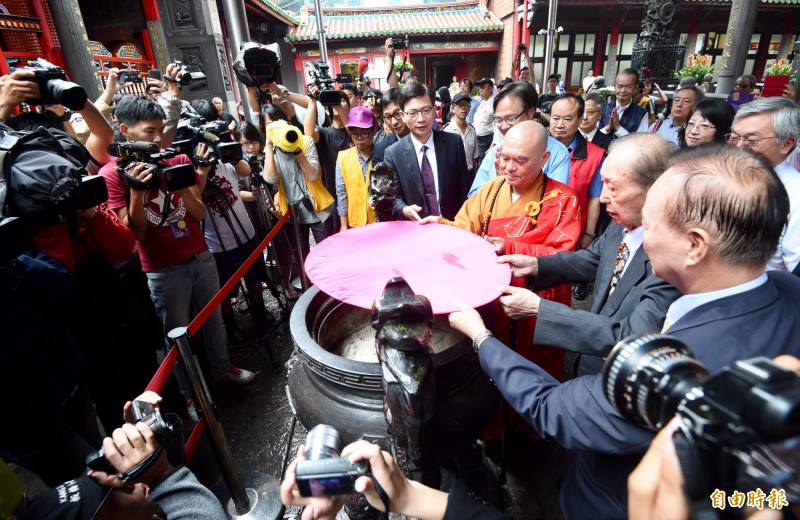 臺灣雖已進入民主社會，國家機器卻依然不斷延續獨裁戒嚴時期的民俗改造政策，以開罰、威脅、騷擾、干預、利誘的方式，來讓宮廟封爐、或遵循官方意識形態建構的新儀式。（資料照，記者羅沛德攝）