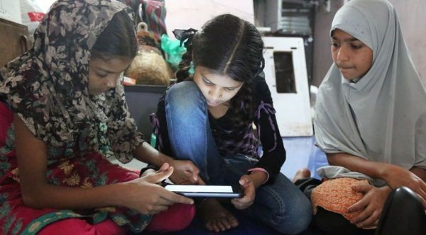 Outside》以電腦編碼，改寫印度貧民窟女孩的生活