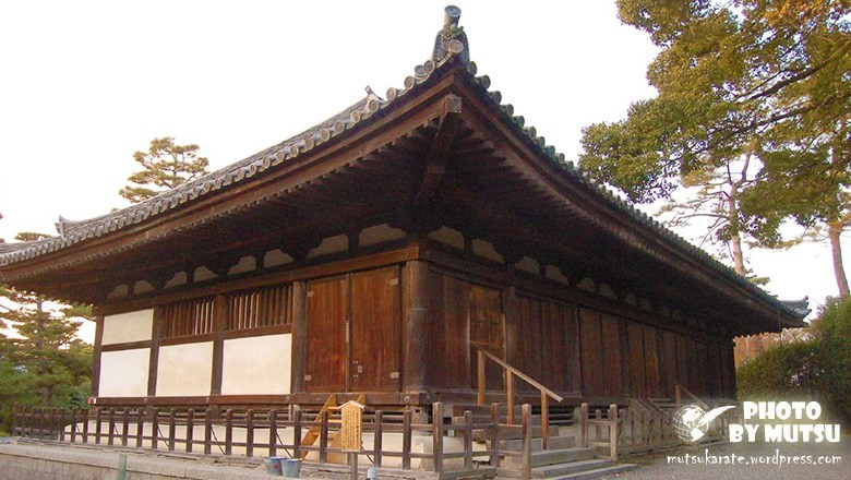 觀音堂修建於鐮倉時代，其屋簷的地圓飛角特徵，模仿了天平時代的風格。