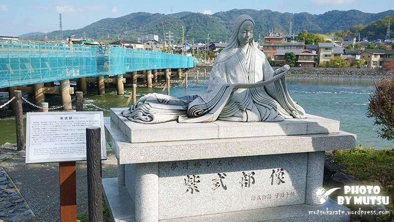平等院表參道前的紫式部像，後為宇治川。