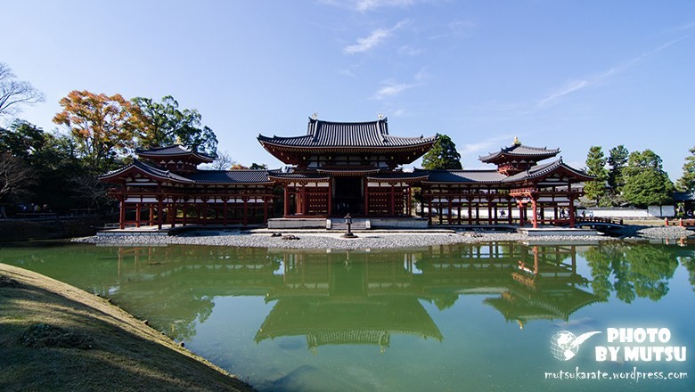 在面向鳳凰堂正面時，會感受到從堂央的左右延伸出來的翼廊，猶如展翅的鳳凰般的氣勢。