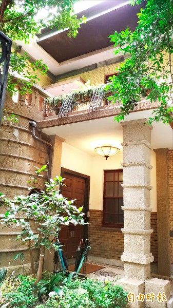 裝飾風的前廊古色古香。（記者藍祖蔚攝）