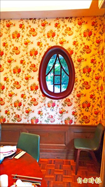 橢圓蛋形窗暗嵌日本主人姓氏。（記者藍祖蔚攝）