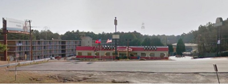 從2016年3月Google Maps的街景圖可以看到電影中主要的餐廳Bo’s Diner（現實中則是位於亞特蘭大機場東南近郊的Uncle Chucky’s Diner, 5116 GA-85, Forest Park, GA），餐廳位於眾多公路的交叉路口，一旁有廉價旅館和聳立的路旁看板，鄰近當地75號州際公路。［Google Maps］