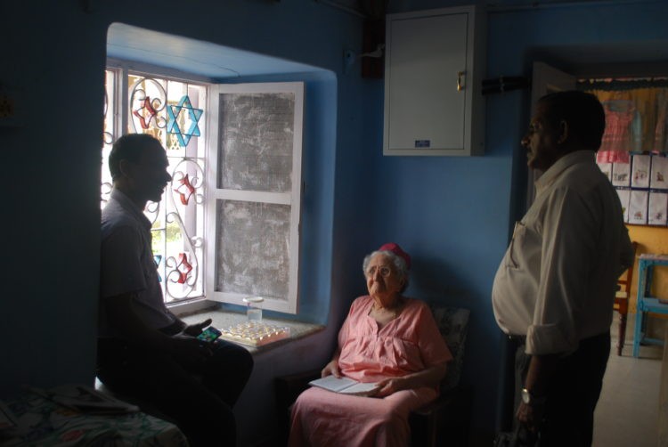 （圖左為 Sarah Cohen 女士的穆斯林義子）