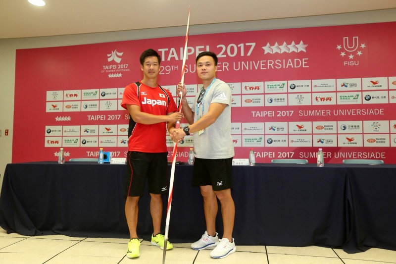 昨天日本選手小椋（左）出面證明，那支標槍是他帶來的，同意留在台灣，歡迎中國隨時來查。（中央社）