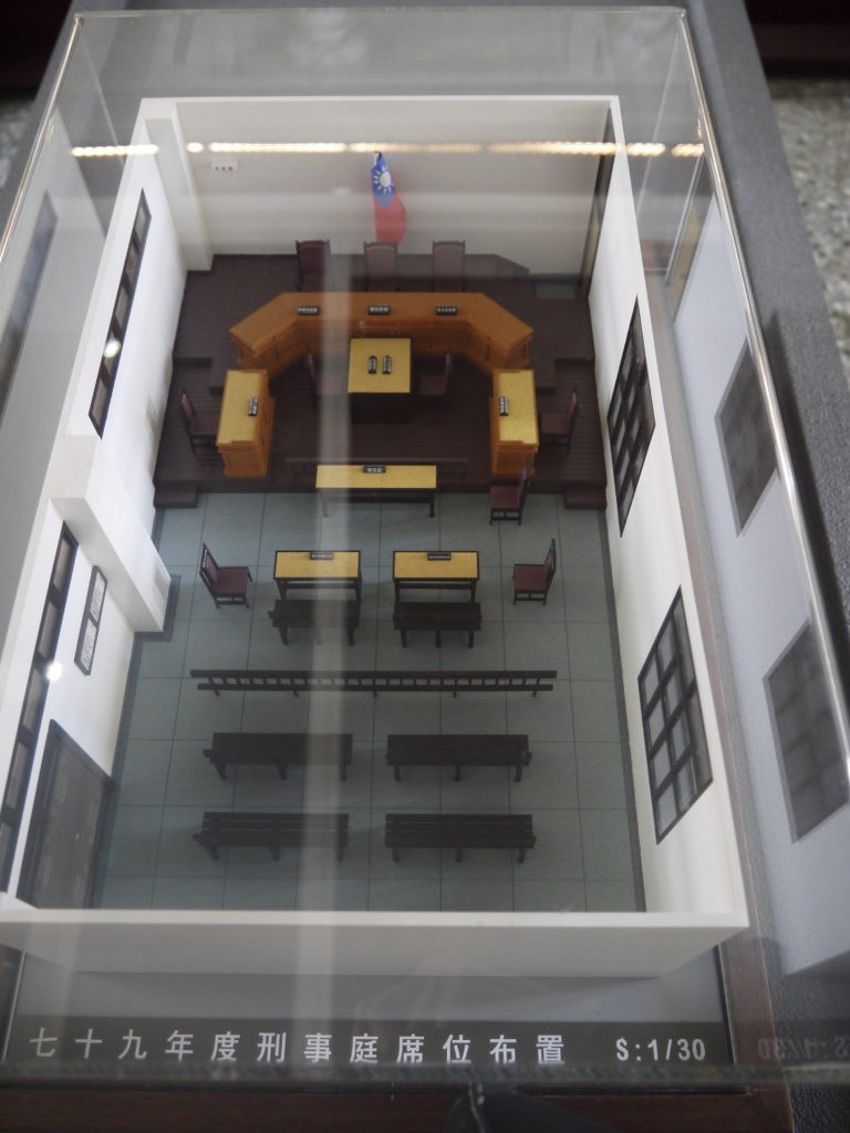 當時法庭內的布置。