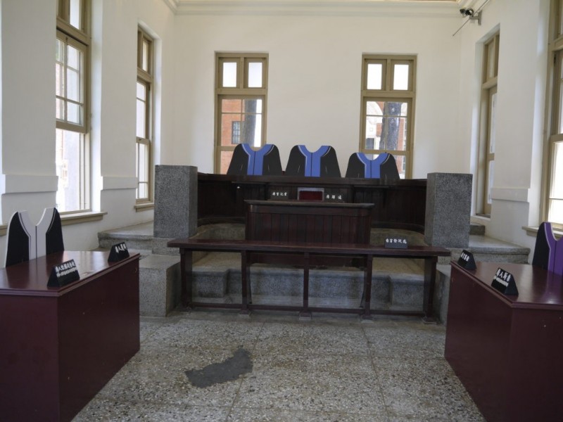 人形立牌設置，增添觀眾臨場感。