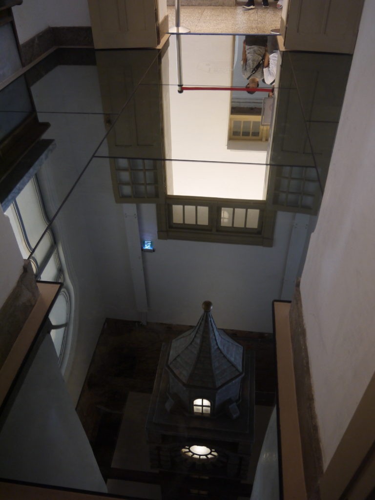 以裝置藝術的形式，在作品正下方設置整片的強化玻璃反光鏡。