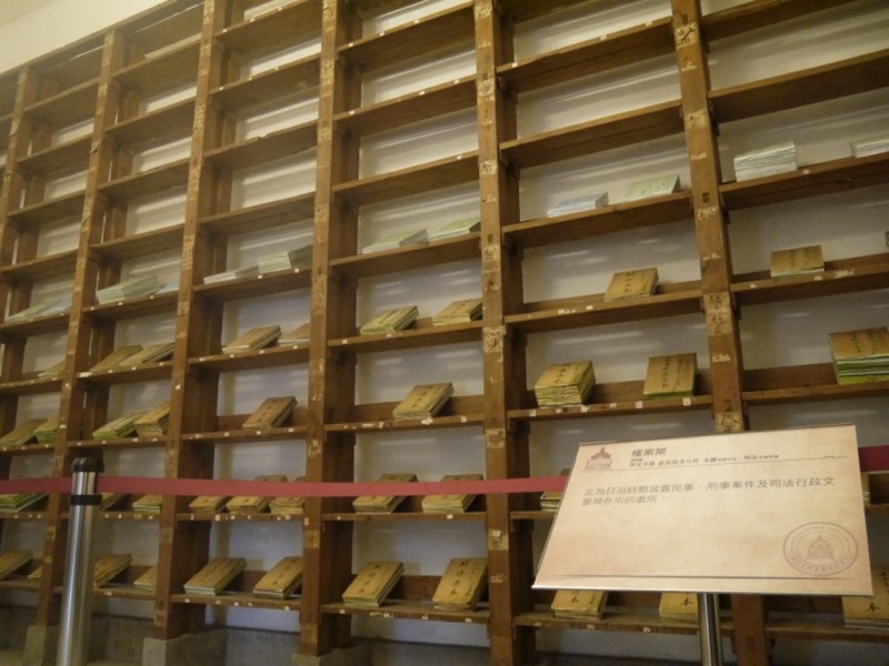 檔案架上會放置民事刑事案件及司法行政文書類卷宗。