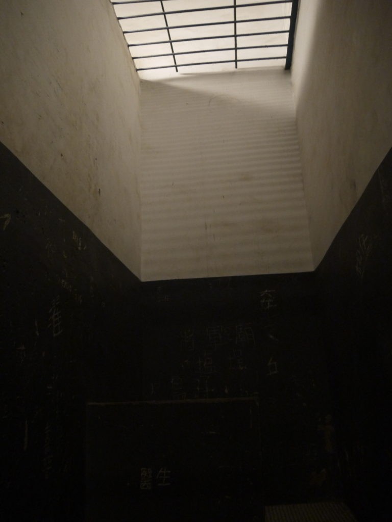 看守所內給人有種強烈的壓迫感。