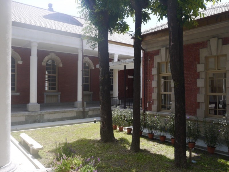 穿廊景色彷彿是座秘密花園。