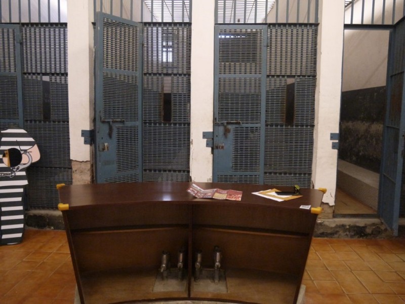 馬桶的沖水器是由獄卒控制！