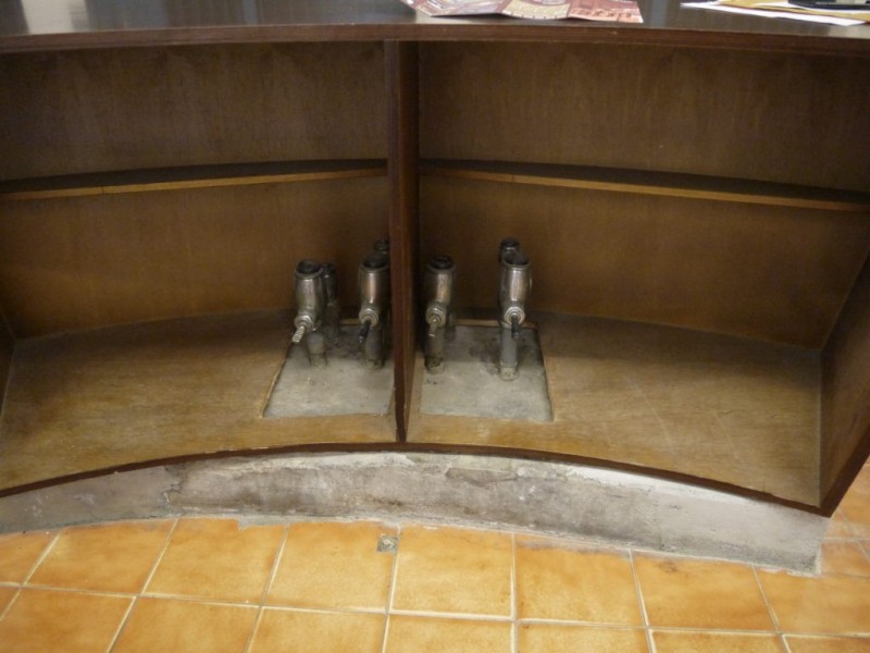 馬桶的沖水器位於看守所外獄卒的桌面下。