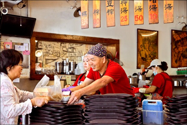 郭明坤在電影院前的肉粽攤長大，如今接手父親生意。
（謝一麟提供）