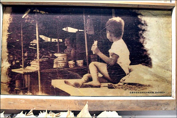 郭明坤在電影院前的肉粽攤長大。
（謝一麟提供）