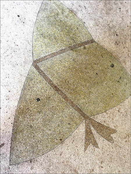 門前用洗石子砌出肉粽圖樣。
（謝一麟提供）