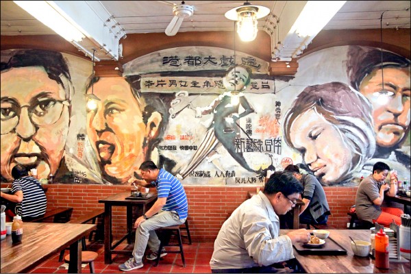 把老戲院的彩繪藝術搬進店內，還為了對音樂有興趣的孩子開了間音樂廳。（謝一麟提供）