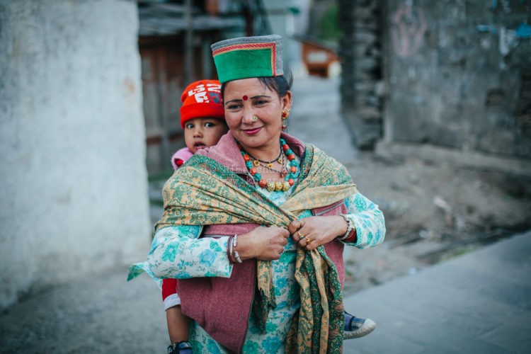 （頭戴綠帽、身披羊毛的 Kinnaur 民族。圖片來源：https://goo.gl/1rvTq5）