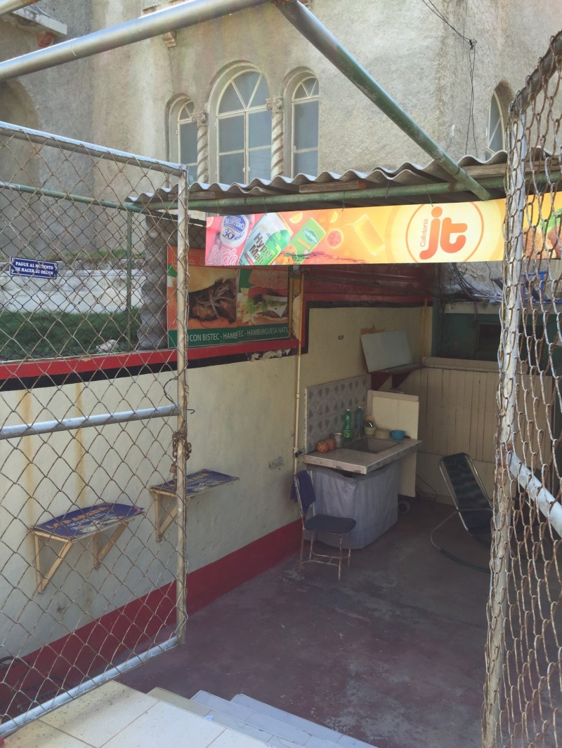 圖為美國大使館附近的一家小雜貨店，裡面販賣飲料、簡餐，甚至也提供寫字檯，顧客幾乎是辦簽證的民眾。（圖：作者提供）