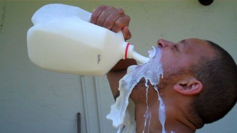 Outside》牛奶：新納粹的象徵