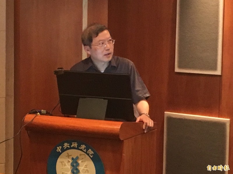 中研院日前舉行「臺灣經濟競爭與成長策略政策建議」記者會。中研院院士王平。（記者吳柏緯攝）