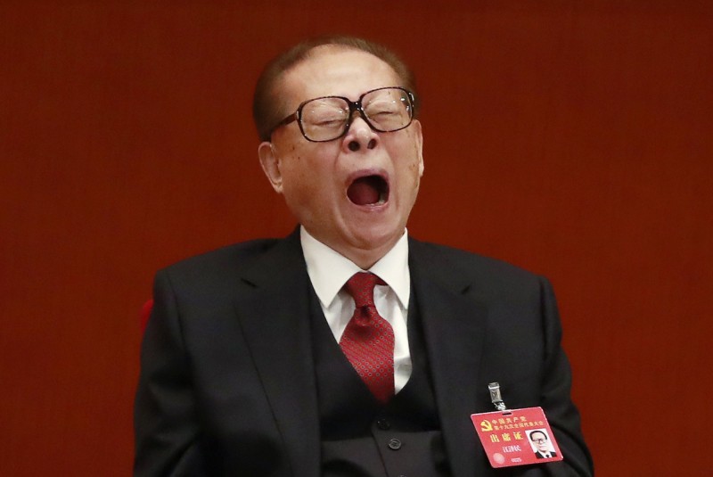 江澤民更不像熱血沸騰，否則不會呵欠連連，自然流露老人「杜姑」的可愛。（歐新社）