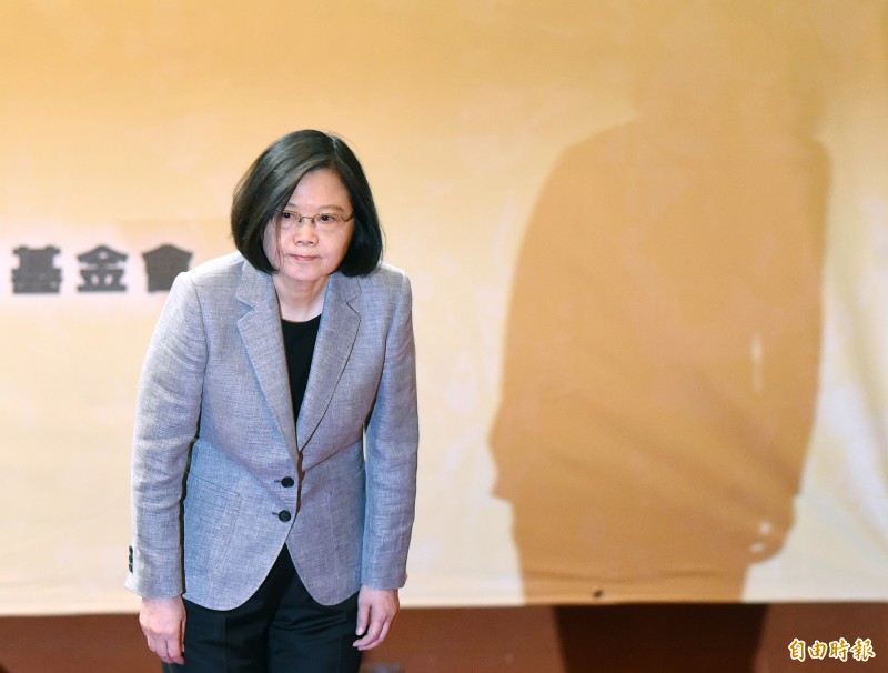 蔡英文藉由出席「兩岸交流三十年回顧與前瞻研討會開幕典禮」的特殊場合做出回應。她用「改變的契機」呼籲習近平所領導的共產黨和台灣執政的民進黨共同放下歷史包袱，展開良性對話。（記者廖振輝攝）