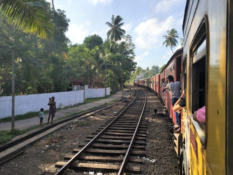 沿途可見人們隨手丟棄的垃圾。