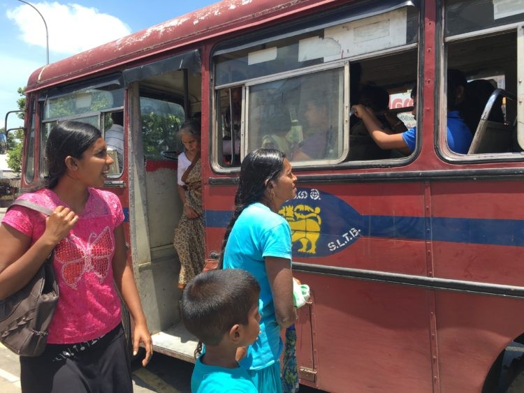 由政府經營的暗紅色公車。