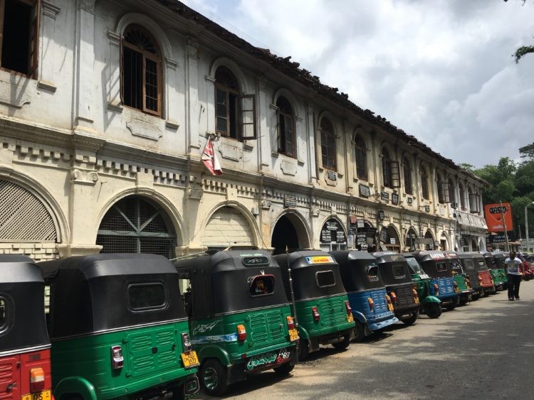 斯國與南亞常見的在地交通工具－嘟嘟車。