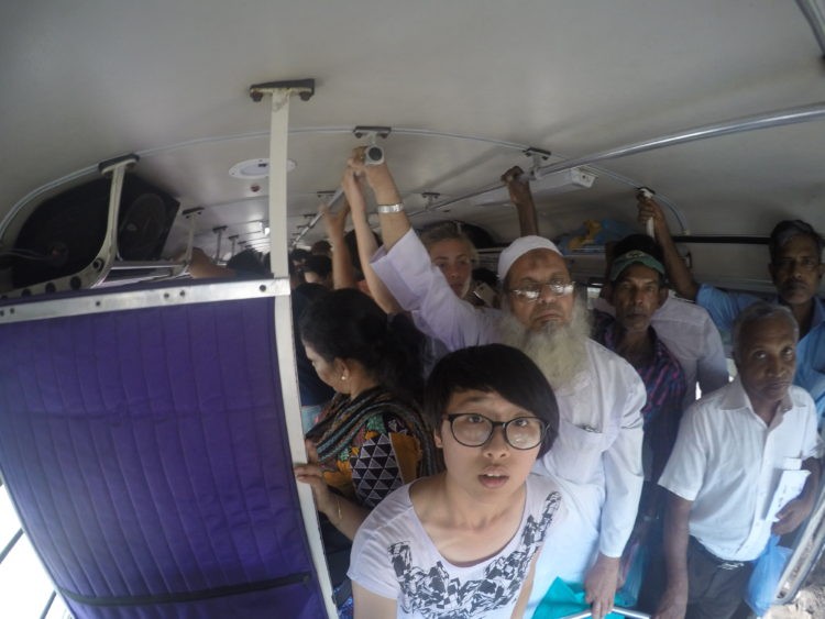 壅擠的車廂內，甚至有些許乘客吊在車門外。