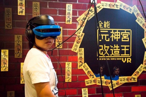 金獎導演徐漢強以VR體驗神奇觀落陰，拍出笑彈喜劇〈全能元神宮改造王〉。（記者黃佳琳翻攝）