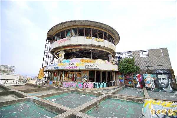 頂樓旋轉餐廳的「飛碟屋」是拍照打卡的熱點。（記者何宗翰攝）