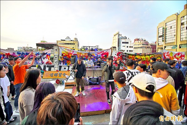 電音派對舞台邊擺著「豪宮大舞廳」民國八十年開幕時的「金碧輝煌」、「福客常臨」兩個匾額。（記者何宗翰攝）