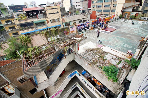 幾近廢棄的台中千越大樓，成為年輕藝術家創作的基地。（記者何宗翰攝）