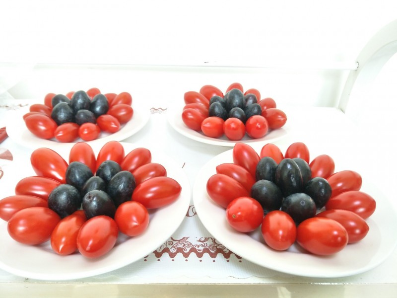 水果擺盤，外圍的小番茄都是12顆，象徵青天白日12道光芒。而內圈的葡萄，則是五瓣一心，象徵堅忍不拔的梅花。