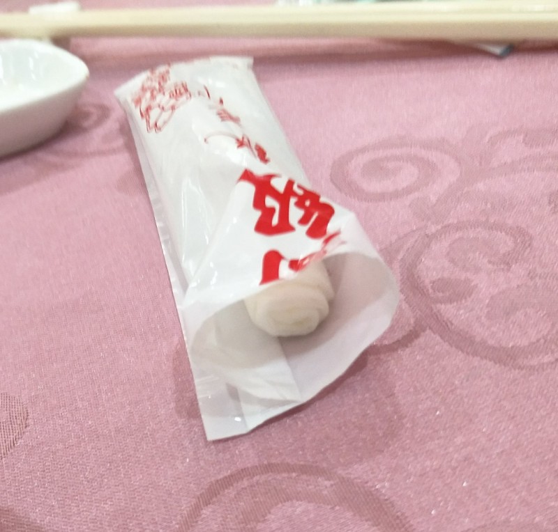 濕紙巾的袋口已事先剪開。